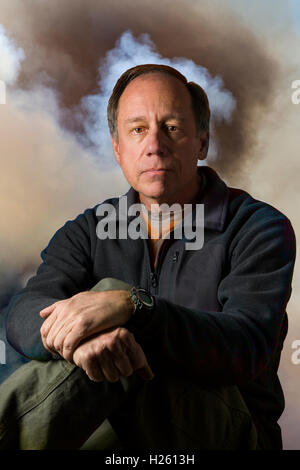 Geheimnisvolle rauchigen Studioportrait von Mann mittleren Alters Stockfoto