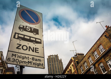 Parkplatz Einschränkung Schild neben dem Barbican in Central London, UK Stockfoto