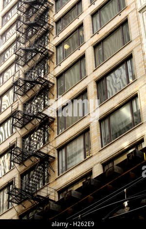 Feuerleiter auf der Rückseite eines Gebäudes in Chicago, IL Stockfoto