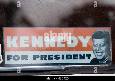 Aufkleber in einer klassischen American Car Witwe "Für Präsident Kennedy" Stockfoto