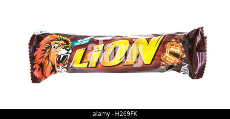 Lion Bar isoliert auf einem weißen Hintergrund. Lion ist eine Schokolade Bar Konfektion von Nestle Stockfoto