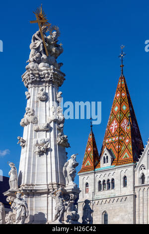 Platz der Heiligen Dreifaltigkeit und der Matthiaskirche (auch genannt Kirche unserer lieben Frau von Buda oder Matyas Kirche) in Budapest, Ungarn. Stockfoto