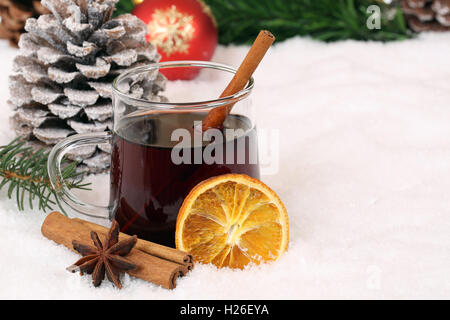 Glühwein trinken Alkohol trinken Dekoration mit Schnee und Exemplar Weihnachten Stockfoto