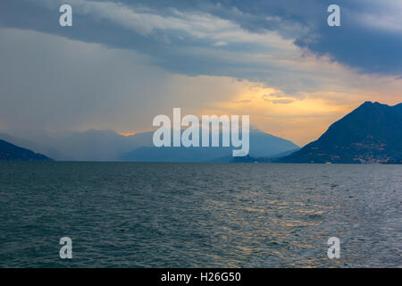 Blick über den Lago Maggiore und die umliegenden Alpen, Norditalien Stockfoto