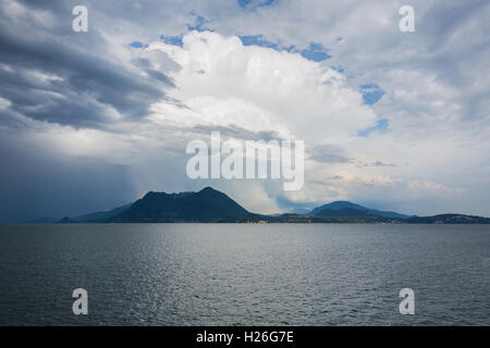 Blick über den Lago Maggiore und die umliegenden Alpen, Norditalien Stockfoto