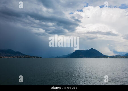 Blick über den Lago Maggiore und die umliegenden Alpen, Norditalien Stockfoto