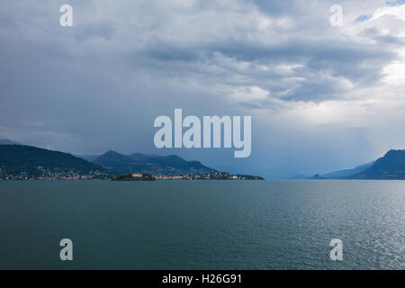 Blick über den Lago Maggiore und die umliegenden Alpen, Norditalien Stockfoto