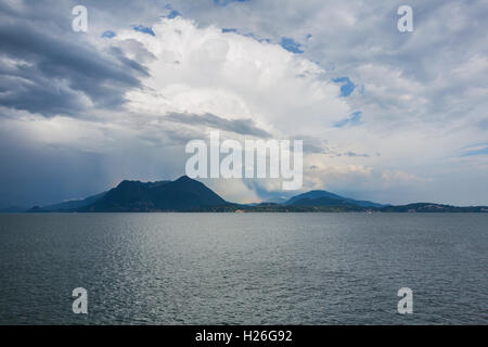 Blick über den Lago Maggiore und die umliegenden Alpen, Norditalien Stockfoto