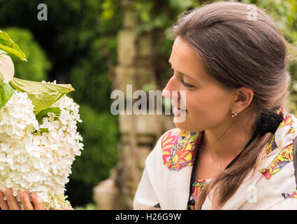 Porträt einer Frau, die Hortensie Blume in der hand Stockfoto