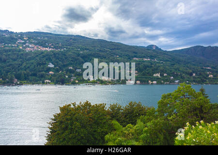 Blick über den Lago Maggiore und die umliegenden Alpen, Norditalien Stockfoto