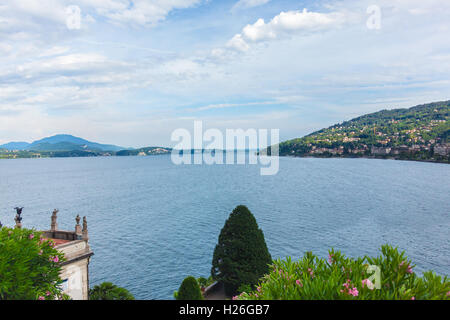 Blick über den Lago Maggiore und die umliegenden Alpen, Norditalien Stockfoto