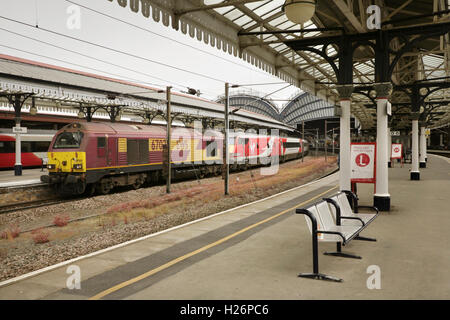 EWS-Klasse 67 Lok 67023 am Bahnhof York, UK. Stockfoto