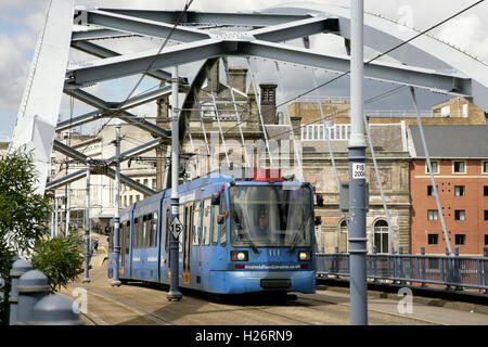 Straßenbahn überquert gewölbte Brücke über Commercial Street im Zentrum von Sheffield, UK. Stockfoto