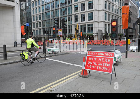 Radfahrer und Straßenbau an der Ecke der City Road und Finsbury Street in Central London, UK KATHY DEWITT Stockfoto