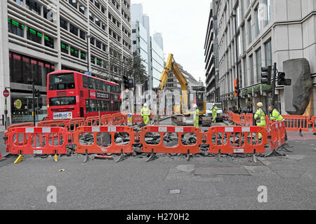 Straßenbauarbeiten an der Ecke der City Road und Finsbury Street in Central London, UK KATHY DEWITT Stockfoto