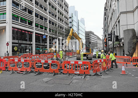 Straßenbauarbeiten an der Ecke der City Road und Finsbury Street in Central London, UK KATHY DEWITT Stockfoto