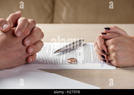 Frau und Mann Unterzeichnung Scheidung Dokumente oder vorehelichen Vertrags Stockfoto