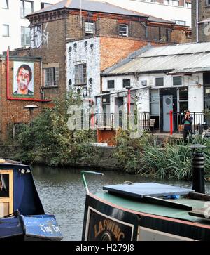 Regents Canal in der Nähe von Kingsland Road in Hackney mit Wandmalerei von Punk und Kanal Boote im Vordergrund Stockfoto