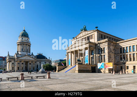 Berlin, Deutschland. Der Gendarmenmarkt mit dem Deutschen Dom und dem Konzerthaus auf der rechten Seite. Stockfoto