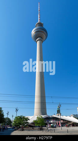Der Fernsehturm (Fernsehturm) am Alexanderplatz, Berlin, Deutschland Stockfoto