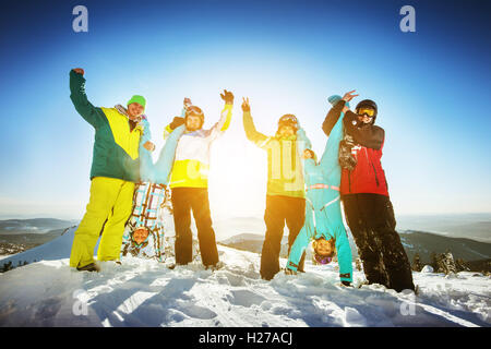 Snowboarder posiert auf blauen Himmel Hintergrund in Bergen Skifahren Stockfoto