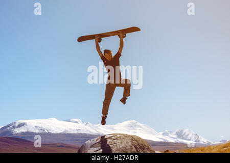 Snowboarder springt auf Berge Kulisse Skifahren Stockfoto