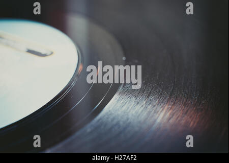 LP Rekord Abschnitt extreme Nahaufnahme, Nuten schwarz Detail und weiß defokussierten label Stockfoto
