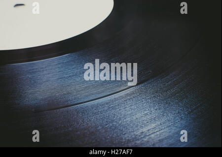 LP Rekord Abschnitt extreme Nahaufnahme, Nuten schwarz Detail und weiß defokussierten label Stockfoto