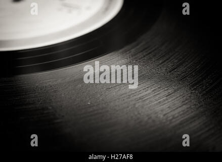 LP Rekord Abschnitt extreme Nahaufnahme, schwarzen und weißen Rillen Detail und defokussierten label Stockfoto