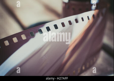 Detail des staubigen Vintage fotografischen Roll und unbelichteten Negativfilm selektiven Fokus Stockfoto