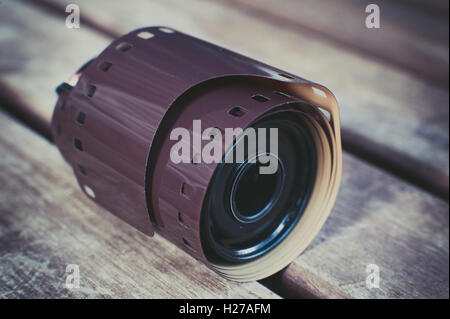 Detail des staubigen Vintage fotografischen Roll und unbelichteten Negativfilm selektiven Fokus Stockfoto