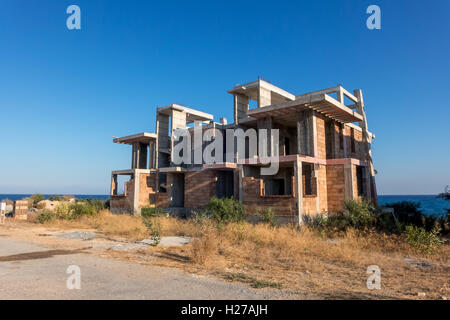 Aufgegeben von halbfertigen Hotelbauten am Strand von Bogaz in Nordzypern Stockfoto