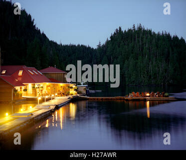 Nimmo Bay genießen einen 23:00-Sonnenuntergang auf dem wichtigsten Dock.  British Columbia, Kanada. Stockfoto