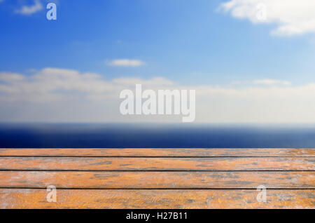 Leere Holztisch. Im Hintergrund verschwommen, Meer und Himmel Stockfoto