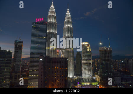 Die legendären Petronas Towers in der Dämmerung, Kuala Lumpur MY Stockfoto