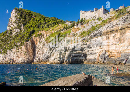 "Lord Byrons Grotte" mit Schloss Doria über Portovenere, La Spezia Provinz, Ligurien, Italien. Stockfoto