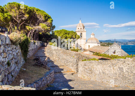 Portovenere, mit der Kirche von San Lorenzo zum richtigen, La Spezia Provinz, Ligurien, Italien Stockfoto