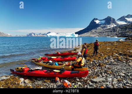 Meer Kajakfahrer Einnahme brechen am Strand, Ikaasatsivaq Fjord, Insel Ammassalik, Ostgrönland Stockfoto