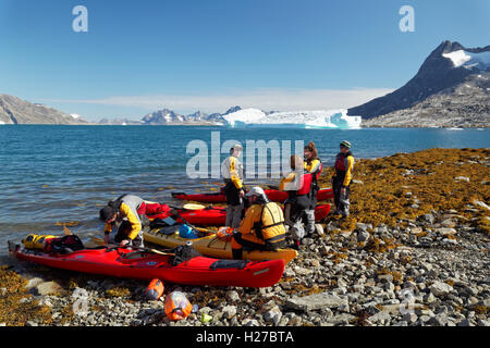 Meer Kajakfahrer Einnahme brechen am Strand, Ikaasatsivaq Fjord, Insel Ammassalik, Ostgrönland Stockfoto