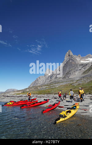 Meer Kajakfahrer Einnahme brechen am Strand, Ikaasatsivaq Fjord, Insel Ammassalik, Ostgrönland Stockfoto