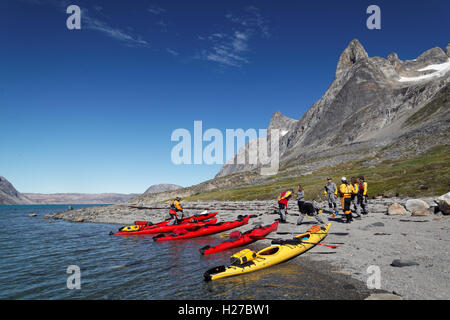 Meer Kajakfahrer Einnahme brechen am Strand, Ikaasatsivaq Fjord, Insel Ammassalik, Ostgrönland Stockfoto