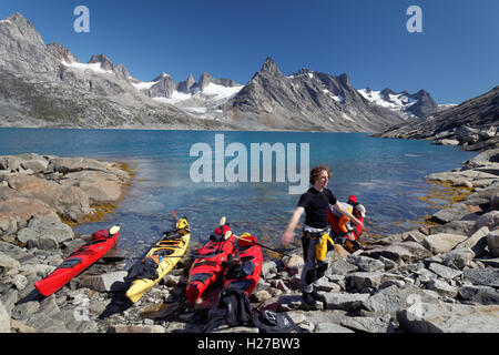 Meer Kajakfahrer Einnahme brechen am Strand, Ikaasatsivaq Fjord, Insel Ammassalik, Ostgrönland Stockfoto