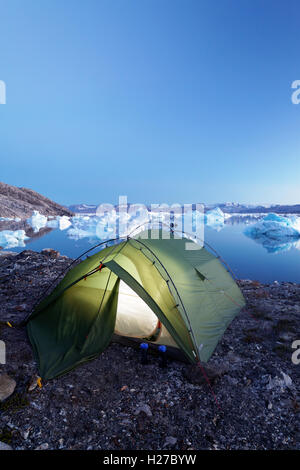 Eisberge und Kajakfahrer Meer Camp am Rande des Sermilik Fjord in der Nähe der Siedlung von Tiniteqilaq, Ostgrönland Stockfoto