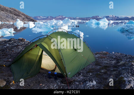 Eisberge und Kajakfahrer Meer Camp am Rande des Sermilik Fjord in der Nähe der Siedlung von Tiniteqilaq, Ostgrönland Stockfoto