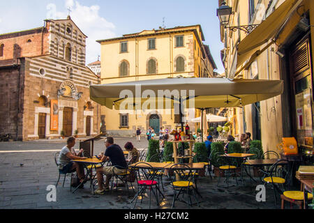 Piazza in Lucca mit der San Giusto Kirche auf der linken Seite, Toskana, Italien Stockfoto