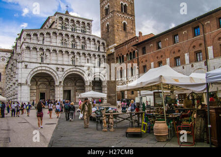 Kathedrale (Duomo) von San Martino am Markttag in Lucca, Toskana, Italien. Stockfoto