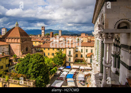 Blick vom Dom (Duomo) Campanile von San Martino am Markttag in Lucca, Toskana, Italien. Stockfoto