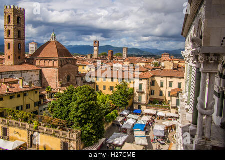 Blick vom Dom (Duomo) Campanile von San Martino am Markttag in Lucca, Toskana, Italien. Stockfoto