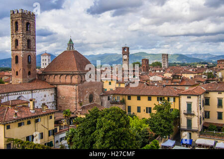 Blick vom Dom (Duomo) Campanile von San Martino am Markttag in Lucca, Toskana, Italien. Stockfoto