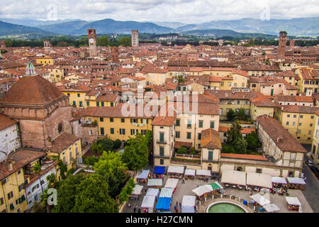 Blick vom Dom (Duomo) Campanile von San Martino am Markttag in Lucca, Toskana, Italien. Stockfoto